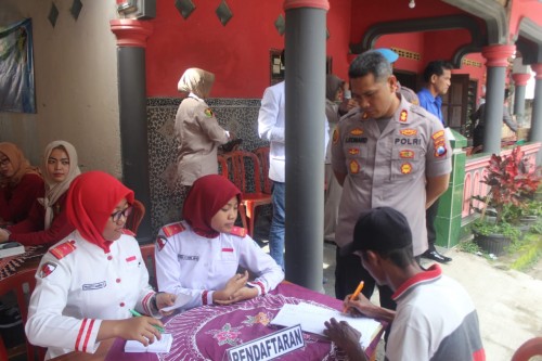 Kapolres Blitar Kota AKBP Leonard M Sinambela memimpin langsung baksos kesehatan gratis di Dukuh Bladak