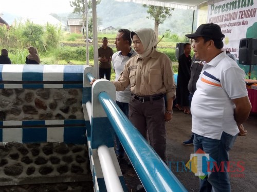 Wali Kota Batu Dewanti Rumpoko saat meninjau jembatan di Desa Sumberejo, Kecamatan Batu, Jumat (31/1/2020). (Foto: Irsya Richa/MalangTIMES)