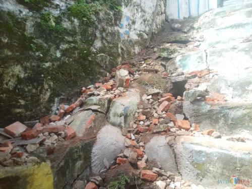 Kondisi rumah warga Mergosono Gang 5 yang hancur terkena longsoran tembok plengsengan. (Foto: Anggara Sudiongko/MalangTIMES)
