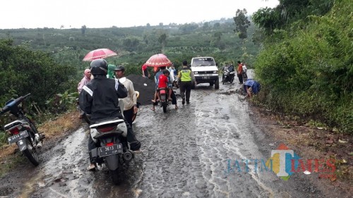 Petugas gabungan beserta warga saat berupaya melakukan assesment paska banjir bandang melanda. (Foto: Polsek Dau for MalangTIMES)