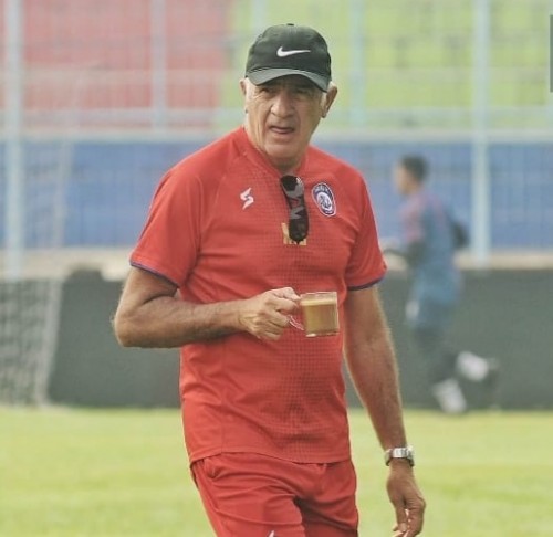 Mario Gomez saat membawa Cappucino dalam latihan (official Arema FC)