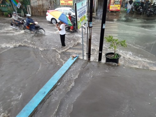 Air meluap di saluran drainase Kelurahan Sisir, Kecamatan Batu, beberapa saat lalu. (Foto: istimewa)