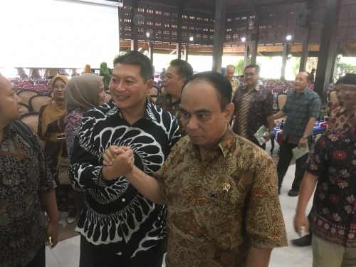 Wamen Desa PDTT Budi Arie Setiadi (berjabat tangan sebelah kanan) saat berfoto bersama Ketua DPRD Kabupaten Malang, Didik Gatot Subroto (Foto : Ashaq Lupito / MalangTIMES)