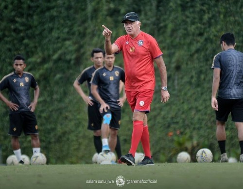 Mario Gomez saat beri instruksi pemainnya (official Arema FC)