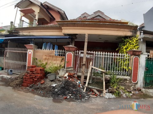 Suasana rumah yang diinformasikan jadi kantor CV Wahyu Sarana, pemenang lelang pembangunan jembatan ambruk di Kecamatan Dau (Arifina Cahyanti Firdausi/MalangTIMES)