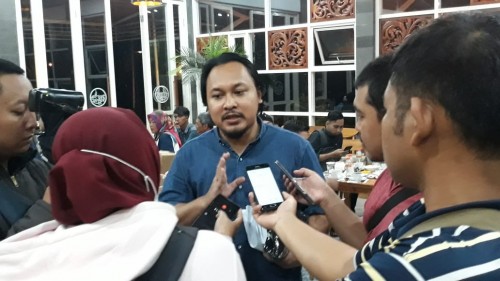 Dito Arief Peneliti LSI Denny JA saat di wawancarai wartawan seusai acara diskusi publik tentang Pilkada Kabupaten Malang 2020. Foto : Tubagus Achmad