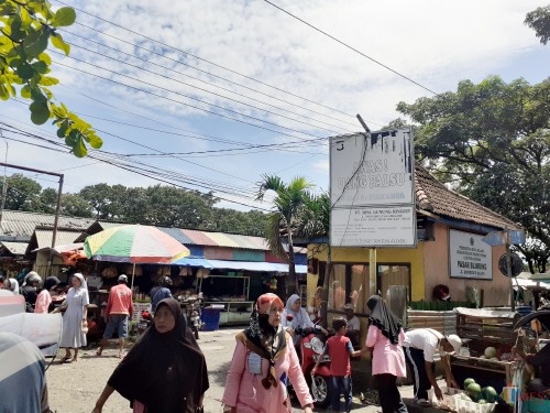 Aktivitas lalu lalang di Pasar Blimbing Kota Malang yang urung direvitalisasi (Arifina Cahyanti Firdausi/MalangTIMES)