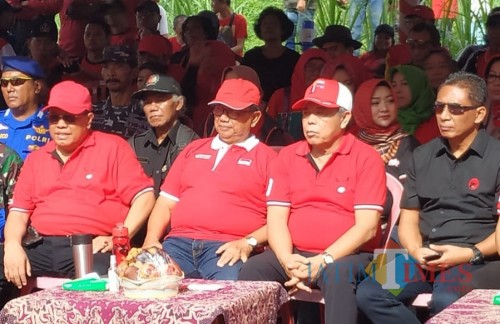 Kusnadi (dua dari kanan) bersama Santoso, Rijanto, dan Marhaenis.(Foto : Team BlitarTIMES)