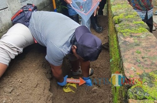 Polisi melakukan olah TKP di lokasi bayi terkubur di samping rumah ibunya.(Foto : Team BlitarTIMES)
