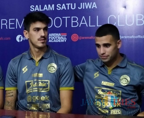 Matias Malvino (kiri) dan Elias Alderete saat dikenalkan sebagai pemain Arema FC (Hendra Saputra)