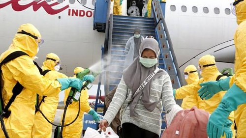 WNI dari Wuhan yang baru saja tiba di Bandara Hang Nadim Batam, turun pesawat langsung menjalani penyemprotan disinfektan anti virus (Dok Kemenlu)
