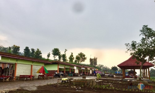 Kios-kios yang berjejer di Rest Area Jalibar, Kecamatan Batu. (Foto: Irsya Richa/MalangTIMES)