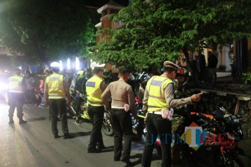 Petugas yang melakukan razia di Jalan Jaksa Agung Suprapto. (Istimewa)