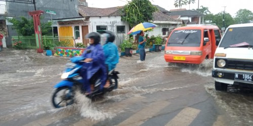Air meluap di Jalan Semeru, Kelurahan Sisir, Kecamatan Batu, Senin (3/2/2020). (Foto: istimewa)