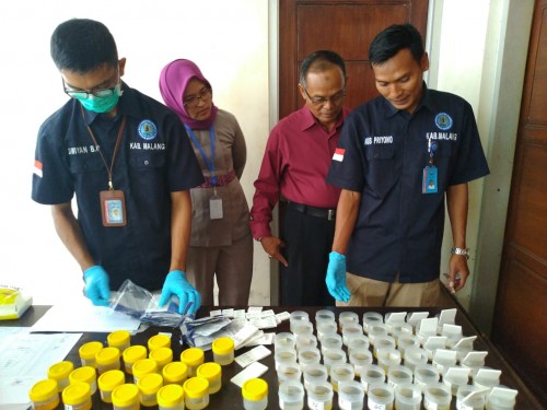 Petugas Badan Narkotika Nasional (BNN) Kabupaten Malang Sedang Mengumpulkan Sampel Urine dari Seluruh pegawai PT. Avia Citra Dirgantara District Malang