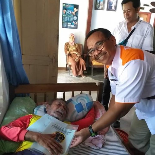 Ka BPN Tulungagung, Eko Jauhari saat meberikan sertifikat PTSL pada pemohon lansia dan sakit. (Ist)