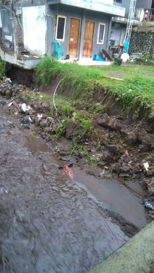 Plengsengan ambrol di Dusun Cangar, Desa Bulukerto, Kecamatan Bumiaji.