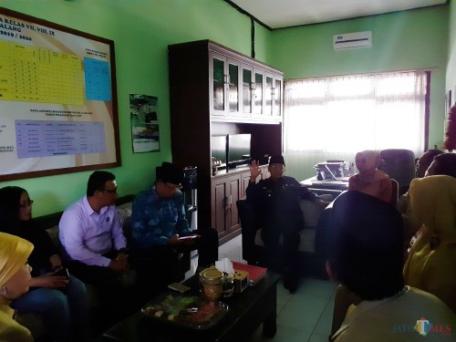 Wali Kota Malang Sutiaji (baju hitam) saat meninjau SMPN 16 untuk mengklarifikasi dugaan penganiaayaan terhadap siswa berinisial MS. (Arifina Cahyanti Firdausi/MalangTIMES)