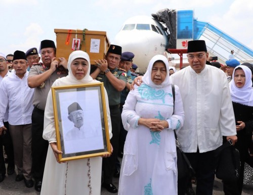 Gubernur Jatim Khofifah saat menyambut kedatangan jenazah Gus Sholah