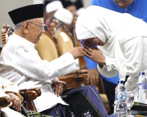 Gubernur Jatim Khofifah bersama almarhum Gus Sholah ketika semasa hidup. (Foto: Istimewa)