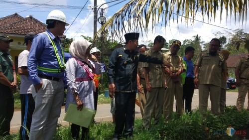 Wali Kota Malang Sutiaji (tengah kenakan seragam hitam) saat mengunjungi warga terdampak krisis air (Pipit Anggraeni/MalangTIMES).