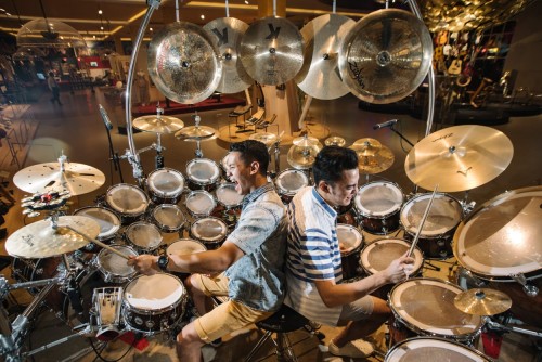 Pengunjung saat bermain drum di Museum Musik Dunia, Jawa Timur Park 3. (Foto: istimewa)