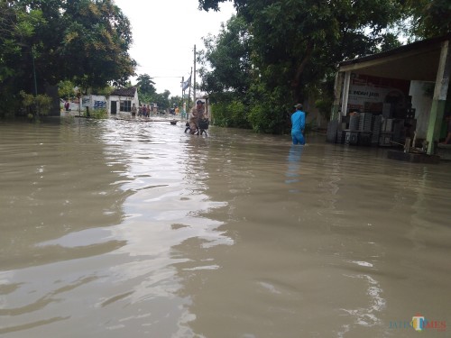 Kondisi jalan Desa Jombok yang terendam banjir setinggi 50 sentimetermeter. (Foto: Adi Rosul/ JombangTIMES)