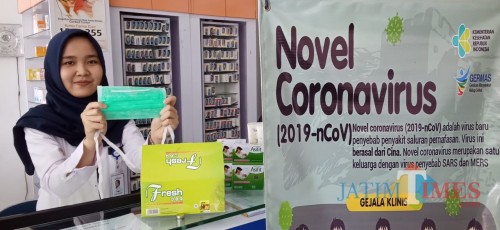 Apoteker Apotek Kimia Farma menunjukan masker yang ter5sisa di apoteknya (Joko Pramono for Jatim Times)