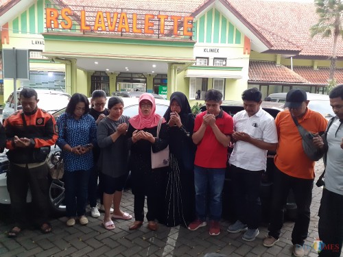 Suasana doa bersama di halaman RS Lavalette Kota Malang untuk kesembuhan korban dugaan kasus bullying siswa SMPN 16 Kota Malang (Arifina Cahyanti Firdausi/MalangTIMES)