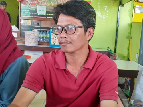 Taufik, Pakdhe korban dugaan aksi bullying siswa di SMPN 16 Kota Malang saat ditemui awak media (Arifina Cahyanti Firdausi/MalangTIMES)