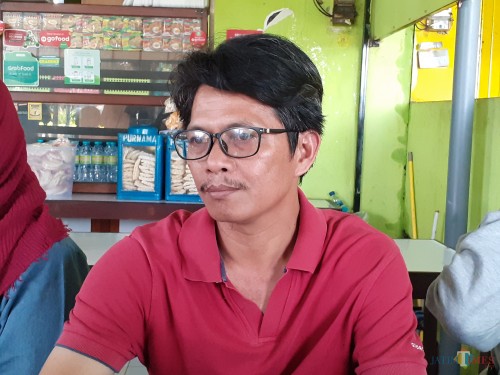 Taufik, Pakdhe korban dugaan aksi bullying siswa di SMPN 16 Kota Malang saat ditemui awak media (Arifina Cahyanti Firdausi/MalangTIMES)