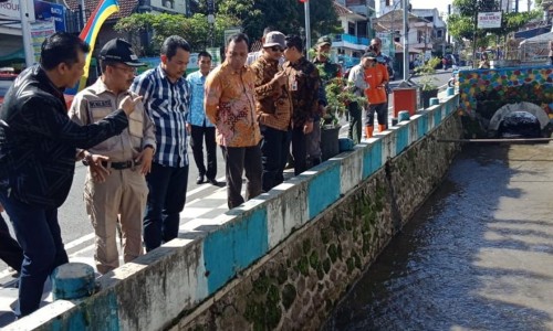 Dua dari kiri Wakil Wali Kota Batu Punjul Santoso bersama Komisi C DPRD Kota, Sekretaris Daerah Zadiem Effesiensi, dan beberapa Organisasi Perangkat Daerah sidak di lokai bencana, Sungai Kebo, di jalan Semeru, Kelurahan Sisir, Kecamatan Batu, Selasa