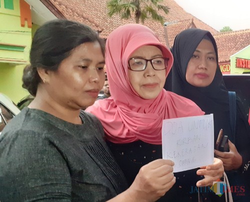Ketua WCC Dian Mutiara Kota Malang, Sri Wahyuningsih (tengah) saat memberikan keterangan kepada awak media (Arifina Cahyanti Firdausi/MalangTIMES)