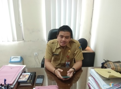 Kepala Dinas Kominfo Kabupaten Kediri Krisna Setiawan saat memberikan keterangan di ruang kerjanya (Eko Arif S/ JatimTIMES)