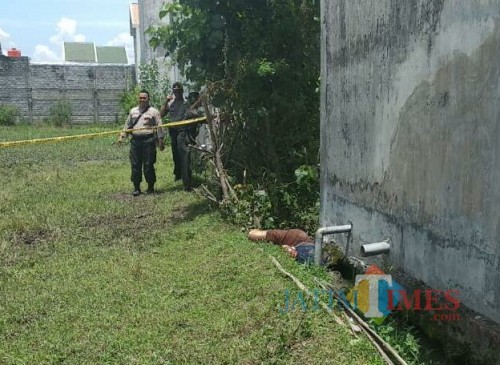 Kusno ketika ditemukan telungkup di parit (Foto : Moch. R. Abdul Fatah / Jatim TIMES)
