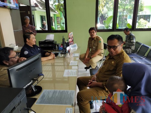 Wakil Wali Kota Malang Sofyan Edi Jarwoko (tengah) saat meninjau Kelurahan Tasikmadu (Humas Pemkot Malang for MalangTIMES).