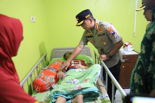Kapolresta Malang Kota saat menjenguk korban MS di rumah sakit (ist)