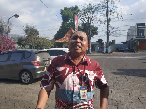 Ketua Umum PSSI Kota Malang, Haris Thofly (Hendra Saputra)