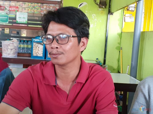 Taufik, Pakdhe korban dugaan aksi bullying siswa di SMPN 16 Kota Malang saat ditemui awak media (Arifina Cahyanti Firdausi/MalangTIMES)