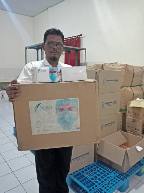 Pegawai Dinkes menunjukan stok masker (ist)