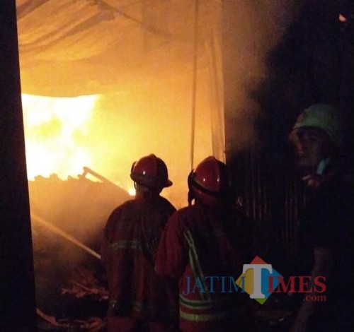 Petugas pemadam kebakaran saat berupaya memadamkan api. (Foto: PPBK Kabupaten Malang for MalangTIMES)