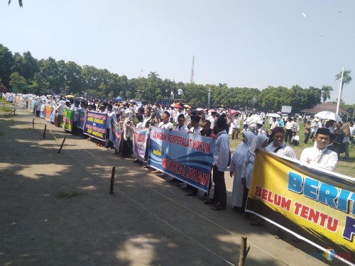 Massa Ponpes Shiddiqiyyah saat menggelar unjuk rasa di depan Pendopo Kabupaten Jombang. (Foto : Adi Rosul / JombangTIMES)
