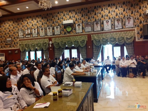 Suasana pengumpulan kepala sekolah SMP di Kota Malang saat memenuhi undangan wali kota perihal dugaan bullying siswa SMP. (Arifina Cahyanti Firdausi/MalangTIMES)