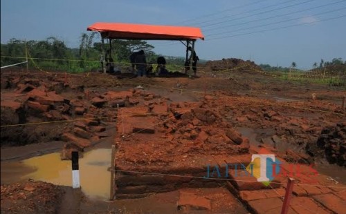 Hampir 1 tahun ditemukan, situs Sekaran akhirnya akan dibangun atap dan dinding penahan oleh PT Jasa Marga dengan nilai Rp 1,5 miliar. (dok MalangTimes)