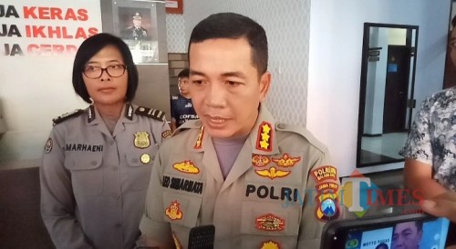 Kapolresta Malang Kota, AKBP Leonardus Sinarmata bersama Kasubag Humas Polresta Malang Kota (Anggara Sudiongko/MalangTIMES)