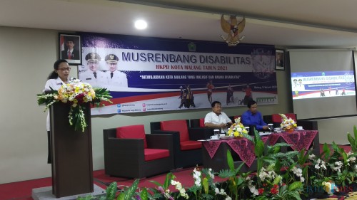 Kepala Bappeda Kota Malang Dwi Rahayu (berdiri) saat menyampaikan sambutan dalam Musrenbang Disabilitas RKPD Kota Malang. (Pipit Amggraeni/MalangTIMES).