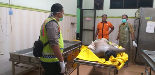 Tim identifikasi Polres Jombang saat melakukan pemeriksaan mayat di kamar jenazah RSUD Jombang. (Foto: Istimewa)