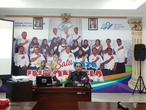 Kepala BPS Kota Malang Sunaryo (kanan) saat memaparkan hasil survei pola konsumsi masyarakat Kota Malang. (Arifina Cahyanti Firdausi/MalangTIMES)