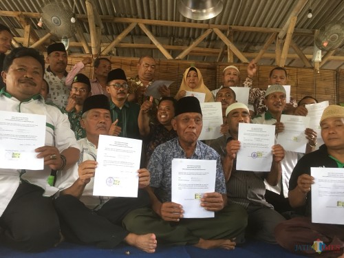 Ke-25 perwakilan PAC se-Kabupaten Malang saat menunjukkan surat pernyataan sebagai wujud dukungannya ke petahana untuk kembali mencalonkan diri sebagai Bupati Malang (Foto: Ashaq Lupito/ MalangTIMES)