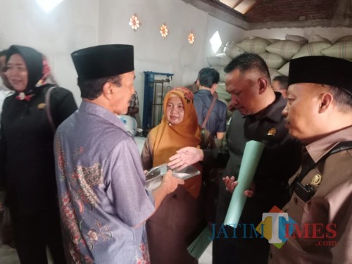 Kunker Komisi II DPRD Bondowoso ke penampungan kopi. (Foto: Muhlis/JatimTIMES)